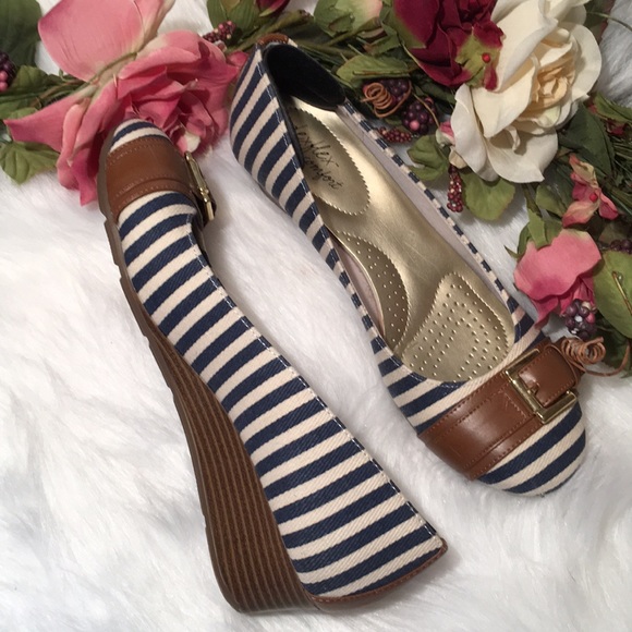 dexflex comfort Shoes - Dexflex Comfort Navy & White Wedges Brown Accents